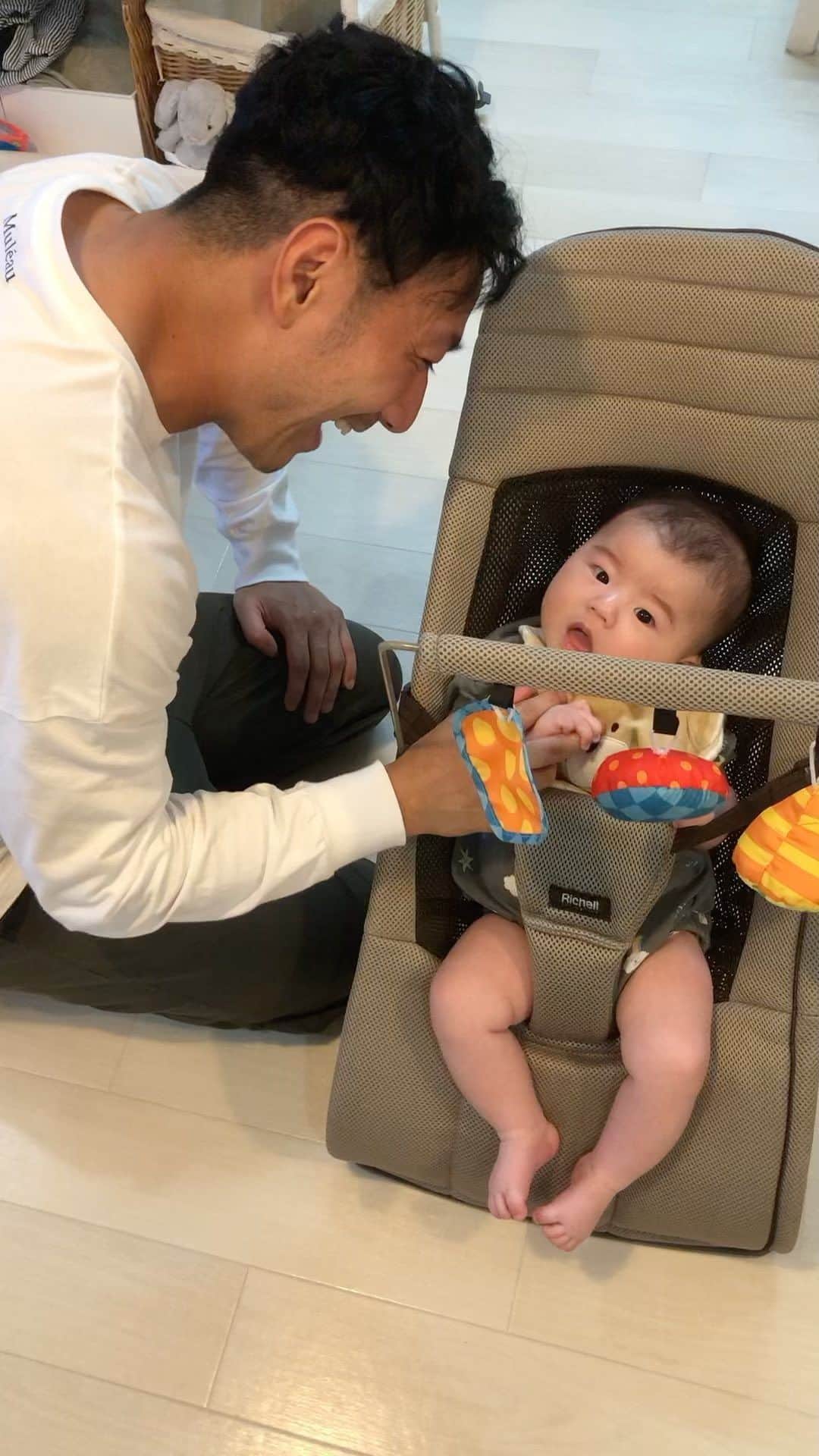 宇都宮まきのインスタグラム：「やまなちゃん✨お友達が出来てめちゃくちゃ嬉しそう😍 ほっぺ触って貰ってすごく喜んでるね😍😍😍 めちゃくちゃ笑ってる😍😍😍 またお友達来てほしいね❣️ よかったね🤗 お友達のお名前は木尾モデルさんだょ😻 外国のお友達だね😍 やまなちゃんよかったね😹 グッバーィ❤️」