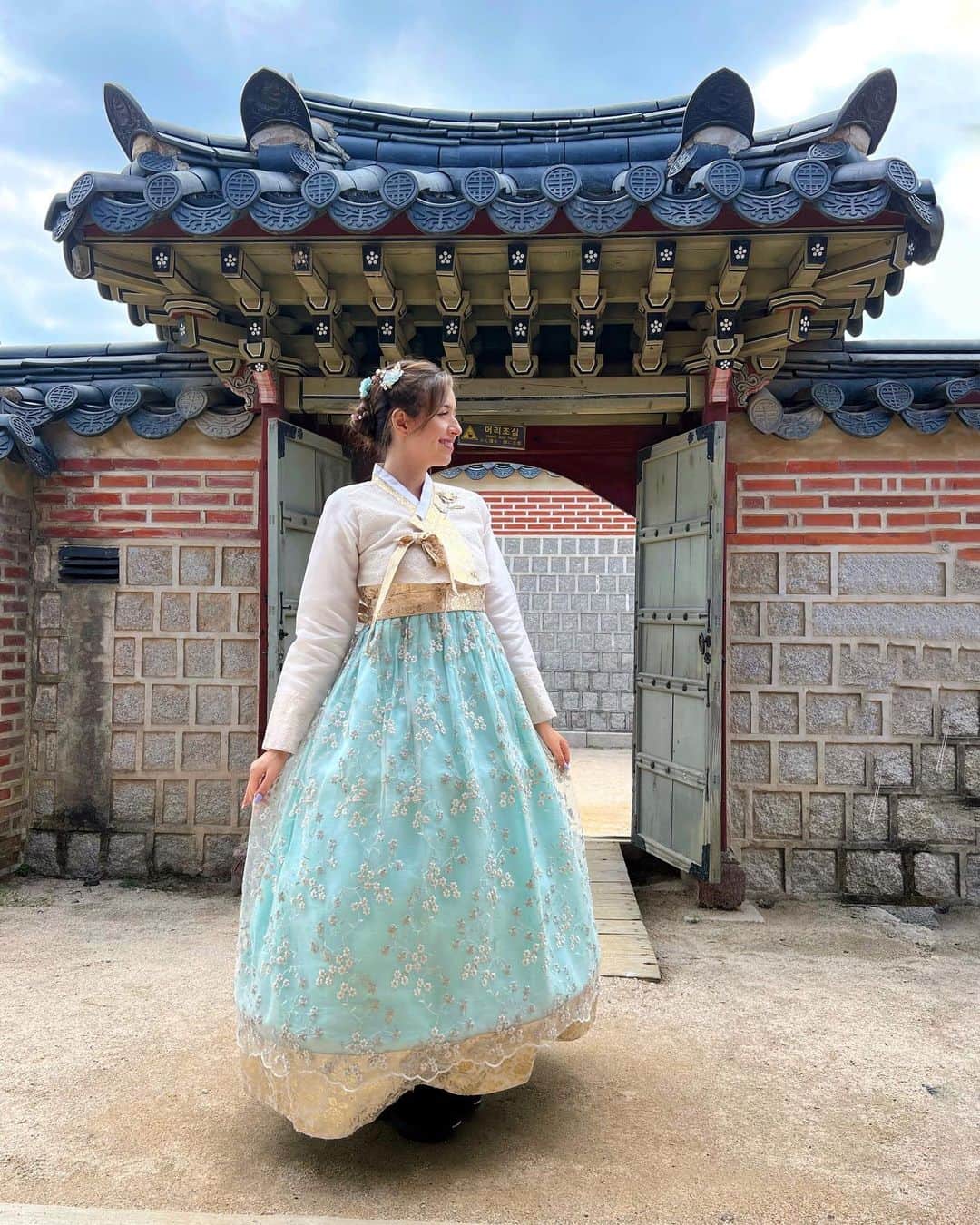 Pokimaneのインスタグラム：「had the honor of wearing a hanbok in korea 🥹  it’s hard to express how happy i am to finally be traveling again. getting to create content around the world, while learning about new cultures & seeing so many of your beautiful faces has been such a fulfilling experience! ☺️ huge thank you to the sweetie pie fans that were so kind & gifted us so many goodies! i surely gained 5 pounds from all the yummy food but it was hella worth it LOL   + huge thank you to the homies that joined @jakenbakelive @ariasaki @milktpapi @igumdrop @immwater ❤️  where should i go next? 😁✈️」