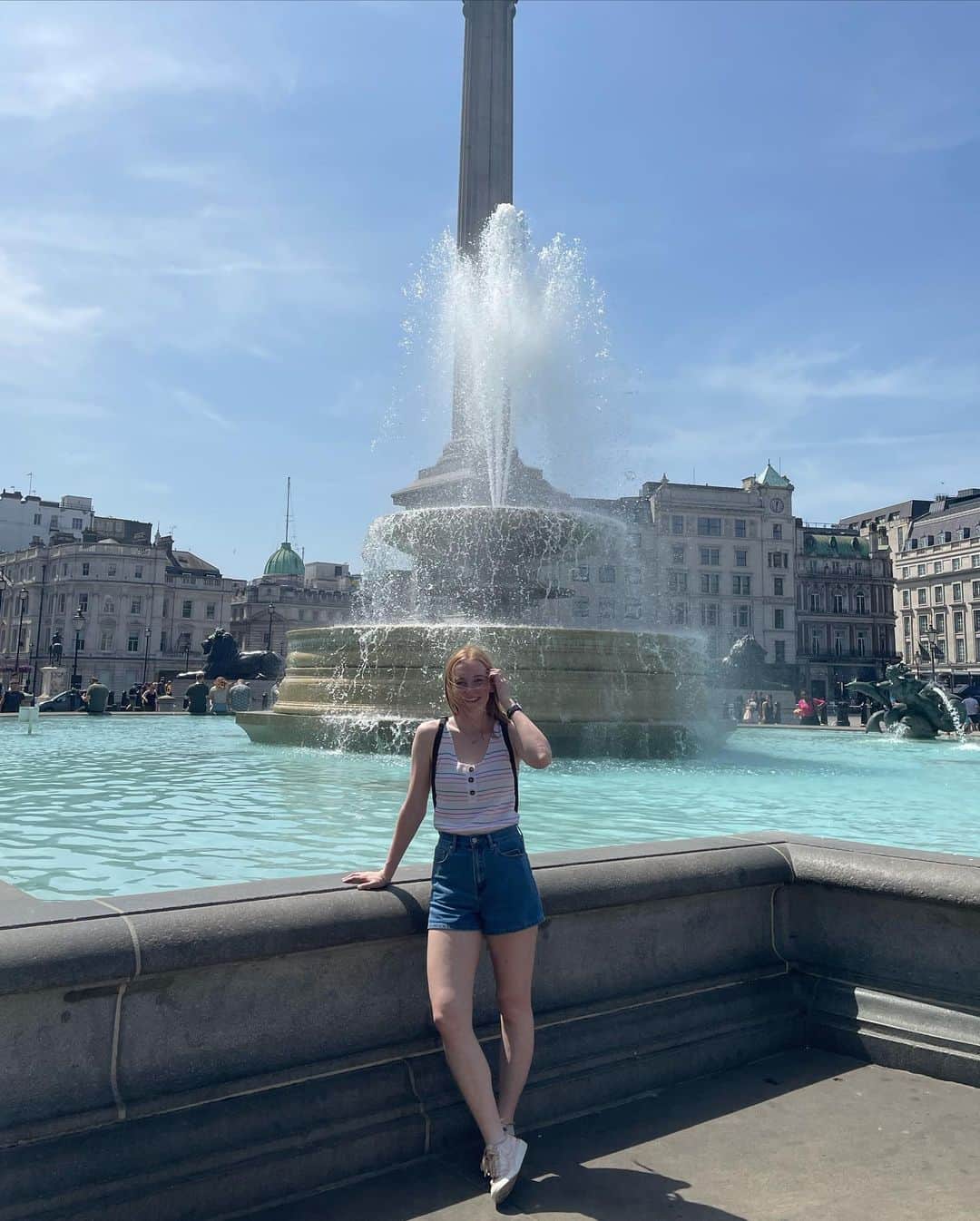 ケイティ・パスフィールドのインスタグラム：「London is where you go for a beach holiday right….?  🇬🇧🏝  *okay, the beach pics are Brighton not London 🏳️‍🌈*」