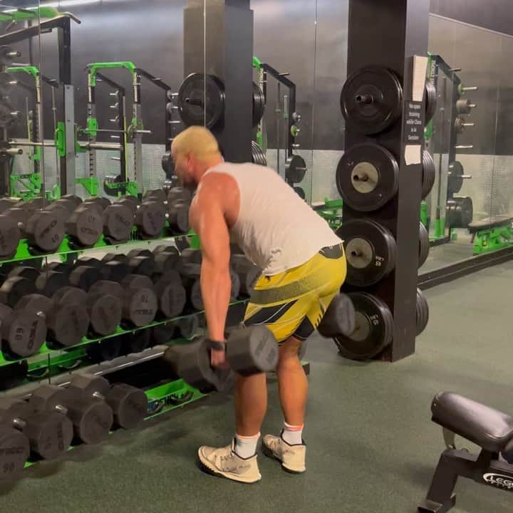のインスタグラム：「Last set best set! Drop down from 120’s, use the wrist wraps when grip has been extra fatigued. I like the intensity with the crazy eyes and the fire 🔥😎🏋️‍♂️ #stampedestud」