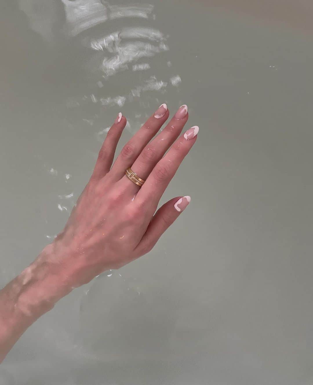エリーローズのインスタグラム：「New nails🫧」