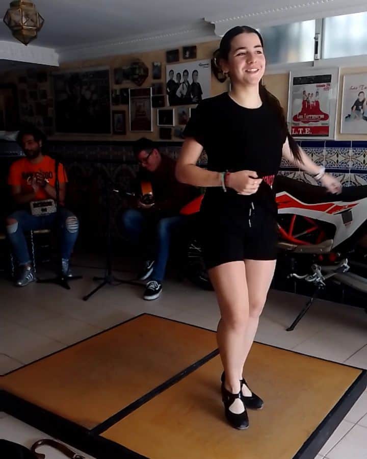 CLAUDIA. LA UTRERANAのインスタグラム：「Cositas de mi maestro el crack @alejandrogranadosflamenco」