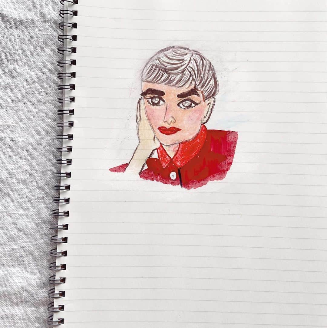 大野いとのインスタグラム：「手書き書き。✏︎ 歯が痛いわぁ~ …オードリーヘップバーン👩‍❤️‍💋‍👩」