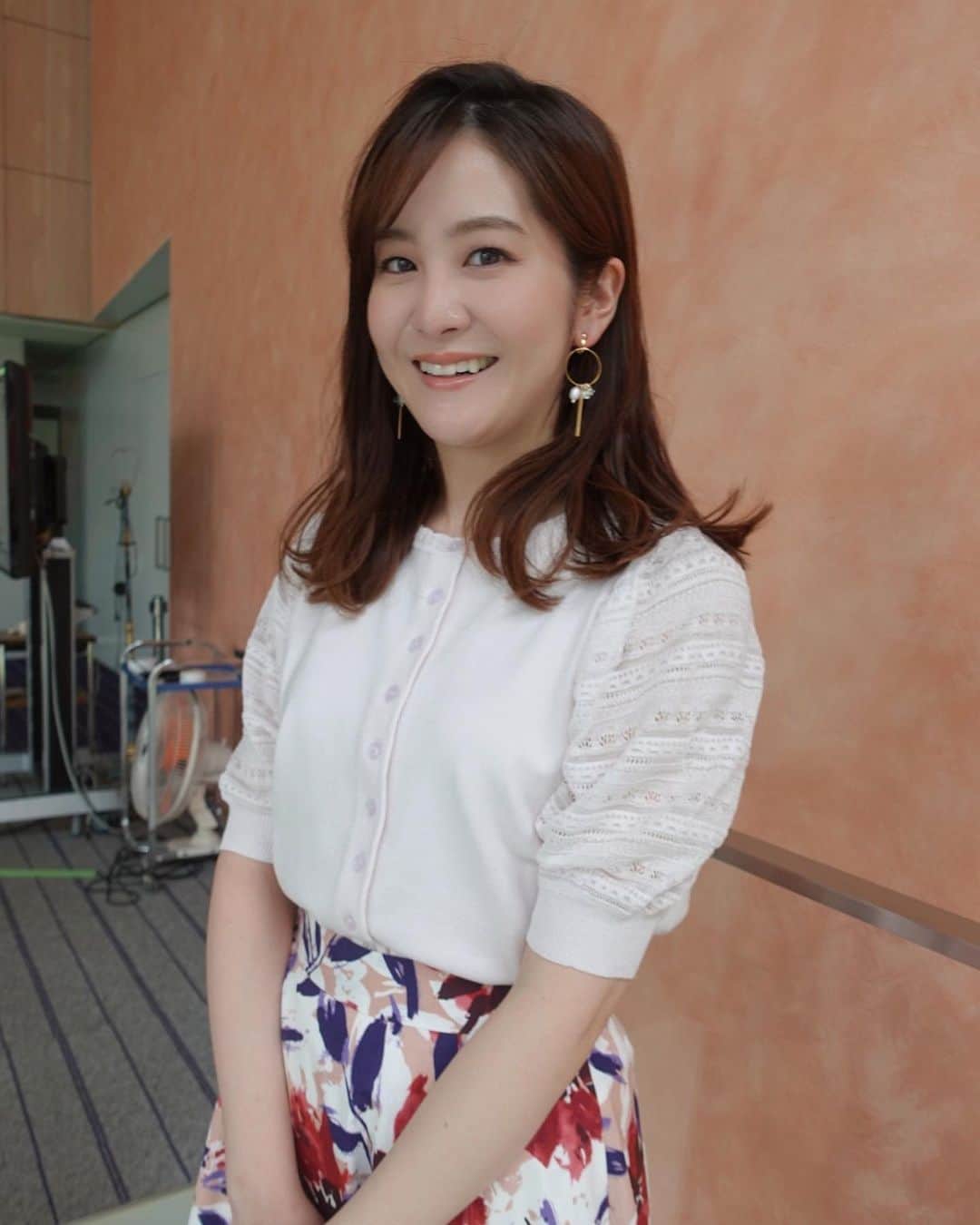 のインスタグラム：「. 髪を切るか切らないか、最近ずっと悩んでます 自分は誰かに相談されると困るのに、誰かに相談したくなっちゃうのどうして😇 . 今日の衣装👗 #ワイドスクランブル  トップス･スカート @strawberry_fields_officia アクセサリー @haku_fleur」