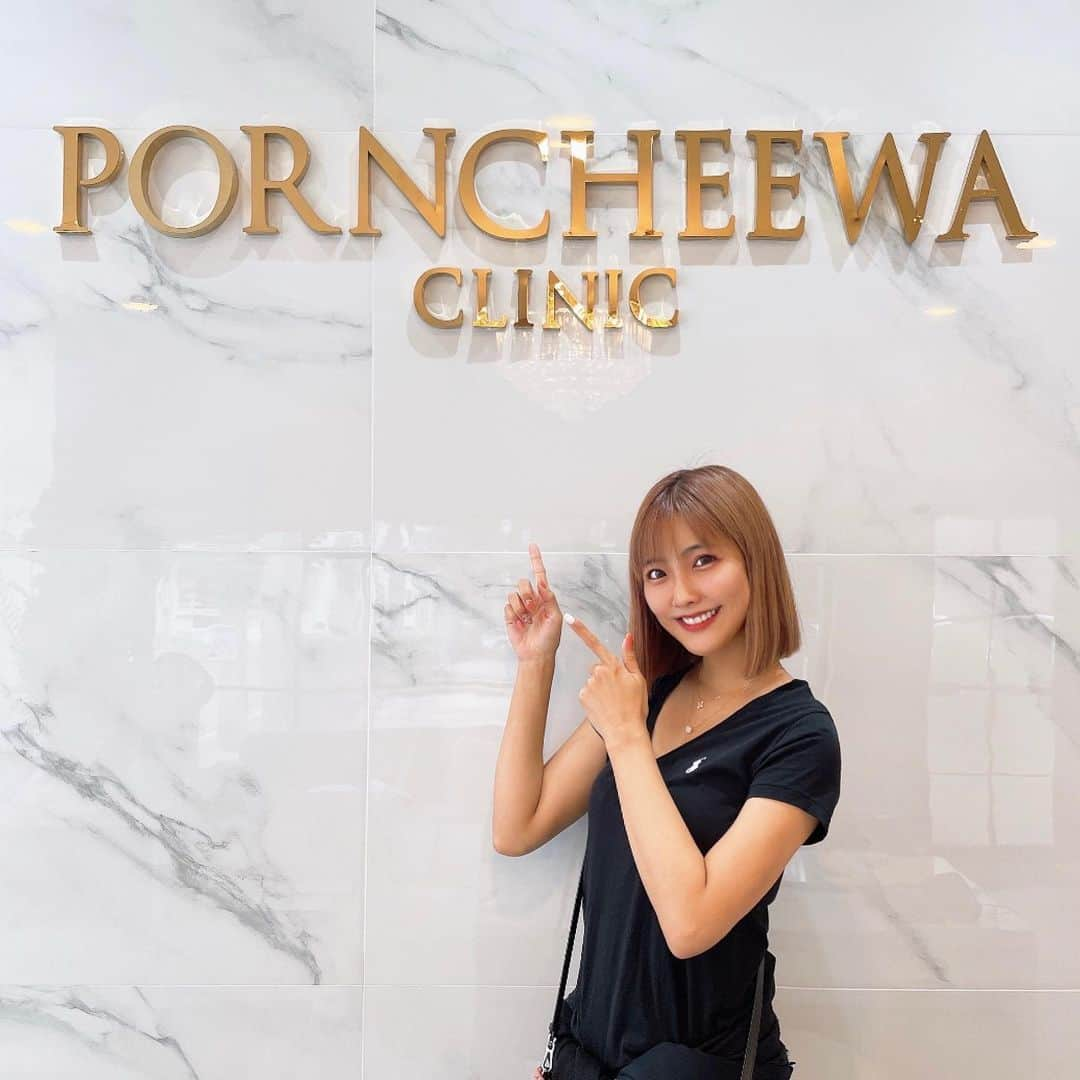 みまるのインスタグラム：「@pcwclinic さんで パワーマックスリフトハイフをしてきました✨✨✨ フェイスラインの弛みが気になっていて 全体的にガッツリやってもらいました🤣 骨の近くは痛みがあるけど耐えれるくらい👌 お肉がギューって縮まる感じがするよ🤗 やり終わった後もう既に顔が一回り小さくなったのを実感💓💓 1ヶ月後はもっと引き上がるみたいだから楽しみ🥰  タイ語も英語もわからなくて不安だったけど 翻訳機で全然大丈夫でした☺️☺️☺️ クリニックも綺麗で先生も丁寧で優しいから おすすめクリニックです😌🧡  プロンポン、アソーク駅から徒歩20分の場所にあります✨  #porncheewaclinic #thailand #asok #hifu #bangkok #バンコク美容 #バンコク美容クリニック #アソーク #pcwclinic #ハイフ #バンコク生活 #バンコク駐在妻 #バンコク旅行 #バンコク観光 #バンコク情報 #プロンポン」