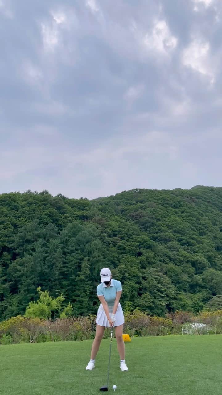 リュ・ジヘのインスタグラム：「⛳️  개꼬랑지샷도 나오고 아이언은 열리고 우드는..😤 어프로치는 길거나 짧거나 퍼터도 슉슉 피해가고 빠지기 싫은 벙커는 계속 들어가지고  근데 날씨도 좋고 캐디분도 자기일 열심히 하고 또 우리 배려해주시고  맴버들이 성격이 좋고 명랑명랑 재밌게 쳐서   뭔가 내 스코어는 망쳤는데 내 하루는 망친 거 같지 않은 날  끝나고 비 내려주니까 시원했엉  타이밍 지렷!👍」
