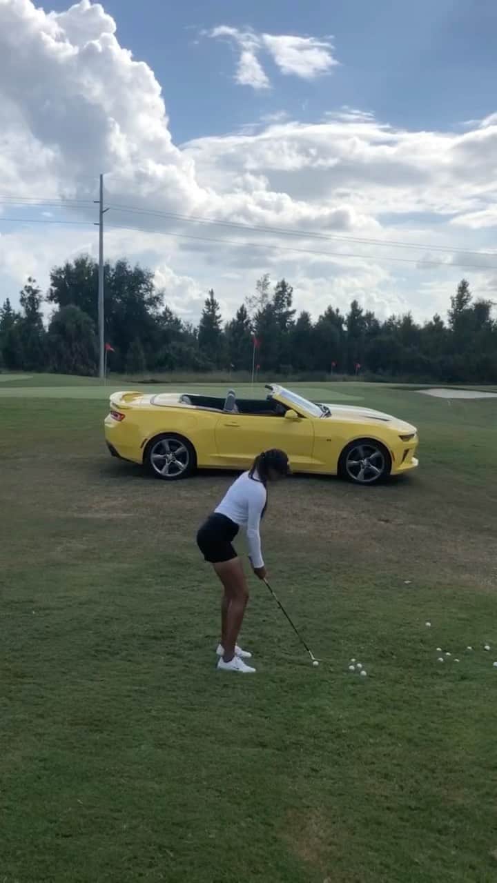 サミラ・ニコレットのインスタグラム：「Practicing downhill flops under pressure 🫣 #golf #golfswag #golfaddict #golfer #golflife #golfing #golfswing #golfchicks #golfgirl #girlswhogolf #sport #fitfam #golfisfun #golflove #golflovers #golfballing #golfgrinders #golflifestyle #golfeverything #carporn #camaro #instagolf #ilovegolf #sport #golfbabes #progolfer」