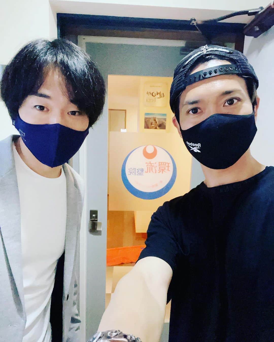 SHINPEIのインスタグラム：「久しぶりに加藤先生の環流整院へ ⁡ らせんストレッチ整体を受けてきました。 ⁡ その殆どが、自宅でもおさらい出来るセルフストレッチ！ 高い機材も、広いスペースも不要 大事なのは順序と姿勢のキープと呼吸 メソッドを正しく学べば、自力で整体が出来る事を教えてもらいました。 先生すごすぎます ⁡ まだまだ学びたい事だらけで、楽しい時間でした！ありがとうございました^_^ ⁡ いずれ動画でもレビューしますっ ⁡ #らせんストレッチ整体 #加藤智雲 #環流整院」