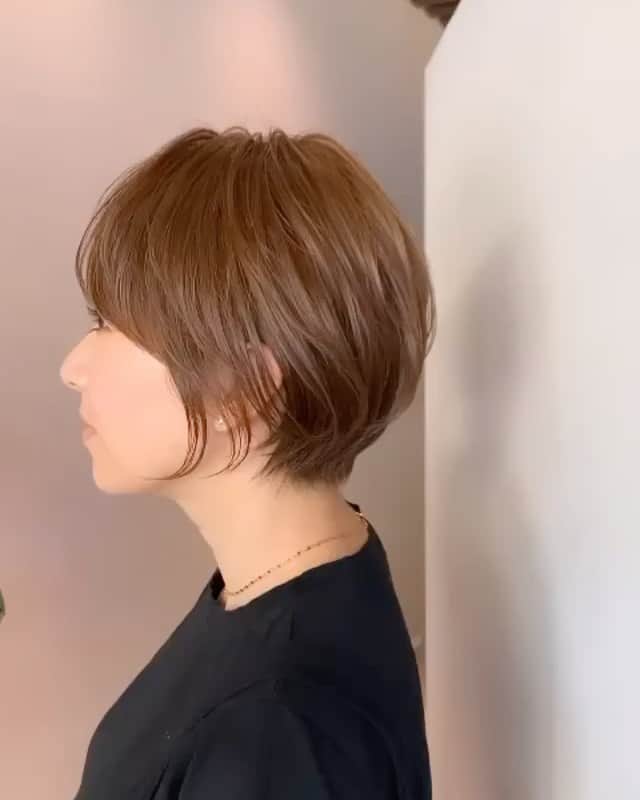 石原あつ美のインスタグラム：「＊ カット…✂︎ @takuya__koba   トップの髪の毛も伸びて来て、さらに理想のスタイルになって大大大満足🙌✨ 丁寧にトリートメントもしてもらって パサついてた髪が生き帰った🥺💕  ほんまええ仕事するわ〜！！  これから夏に向けてイメチェンしたい方 ショートでお悩みある方や困ってる方は ぜひ　@takuya__koba へ♪  私の駆け込み寺です…笑」