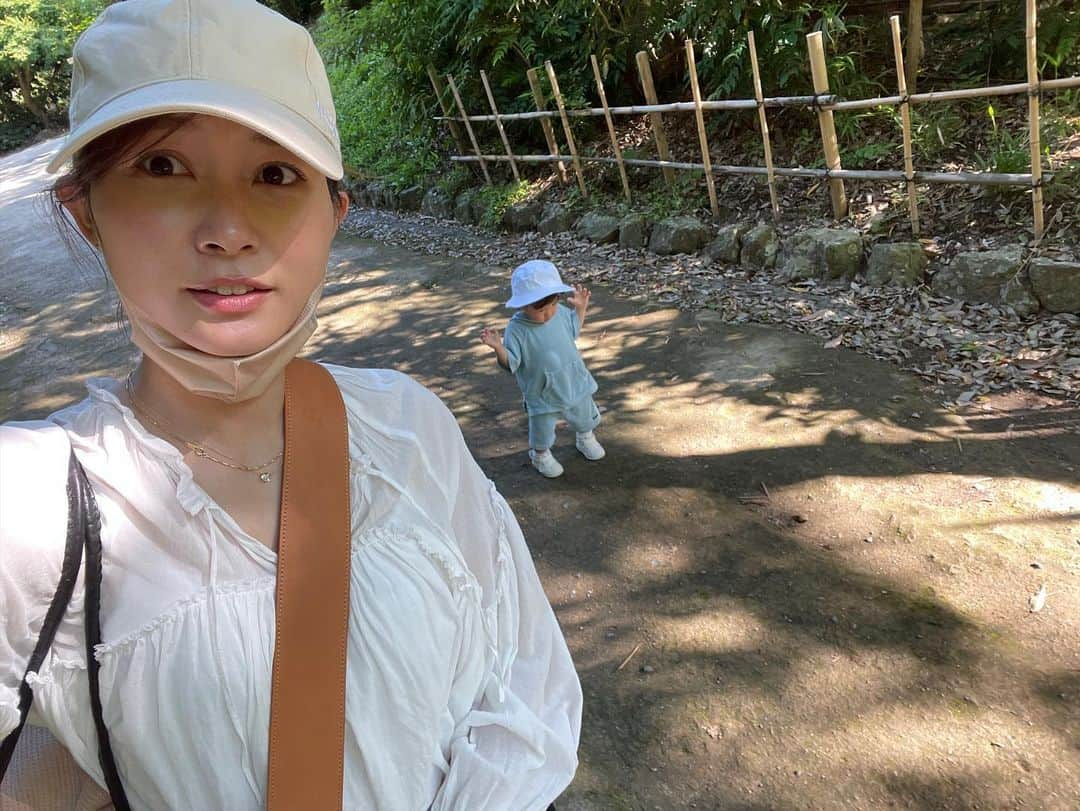 久冨慶子のインスタグラム：「・ 浜松城公園を散策♫ こゆうきの好きなように歩かせていたら まだ行ったことのないエリアを発見👀 ＊ ＊ #浜松城公園 #実はかなり広かった #何度も来ているのに気付かず #夏みたいだったから #かき氷も食べました #赤ちゃんのいる生活  #お散歩 #公園」