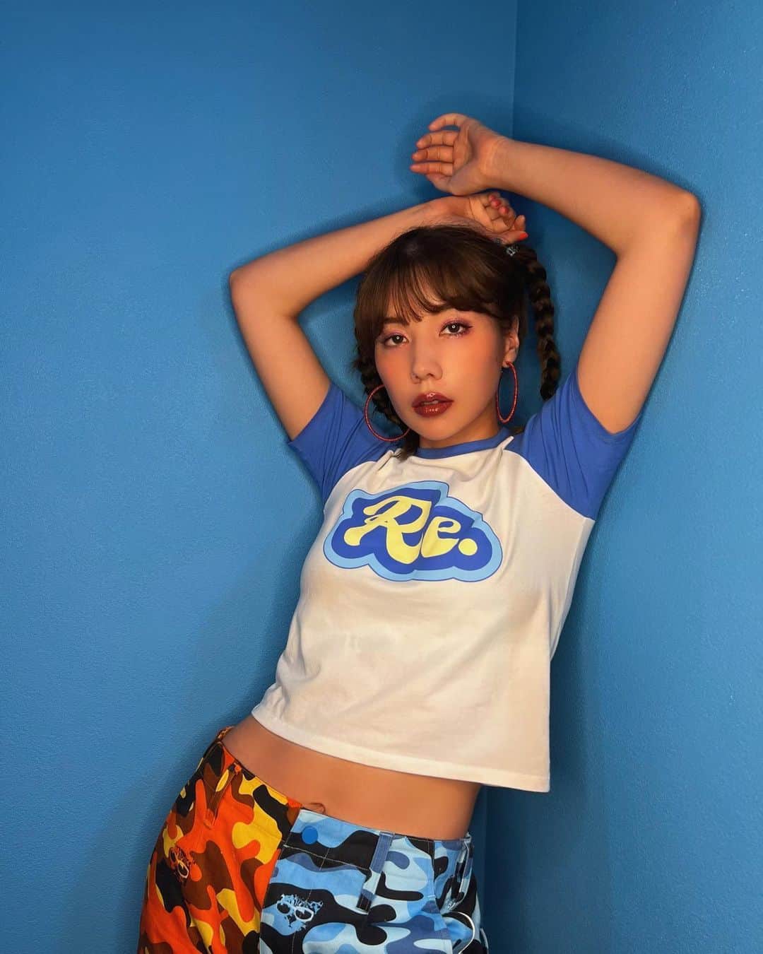仲里依紗のインスタグラム：「RE.Summer Collection🌈🍉🌺☀️ 5月30日夜9時より発売です🫶🏻 このラグランTシャツ巨乳にみえるから お気に入りwwwまじ盛れ盛れ🫶🏻🫶🏻🫶🏻 パンツもよくできたの〜🥹❤️オススメ🌈 小麦肌に加工してギャルみ強めた😘  👇 @re._oyoufukuyasan_  発売予定のものたくさんアップしてるからチェックしてね💋⭐️⭐️⭐️」
