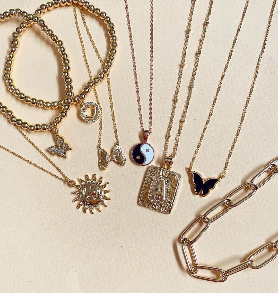 のインスタグラム：「Free Shipping!!! ☺️ Beautiful and delicate jewelry #bookstagram #jewelrygram #happygram #happy #losangeles #uk #gift #butterflynecklace #smiley #smileynecklace」