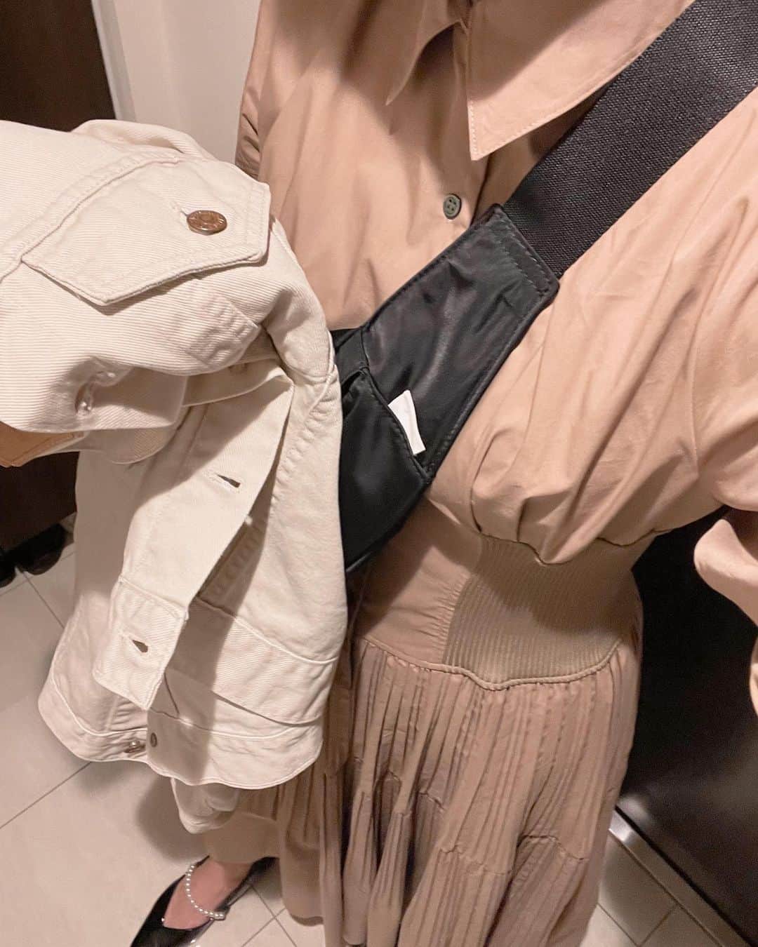 西木恵美里のインスタグラム：「🤍 19時START ☼ / 気温21〜22℃(19時〜21時) / 風1m  お洋服見えにくいですが、 5部袖のワンピースにオフホワイトのジージャン、 退職時に先輩から頂いたウエストバッグを持っていきました🧺 お昼出掛けてそのまま行ったのですが、日中は汗ばむくらい！  ジージャンは古着で、 夫のお買い物に着いて行った時に買ってもらいました🤭 この前放送してた「かまいちょぱ」でみちょぱさんがジージャン選んでる時に映ってて、うちにあるやつー！って嬉しかった🤍（笑） (GYAOで見れます📱)  22℃あると、後半は少し肌寒かったですが、かなり快適に観戦できました✊🏻  パール付きのフラットパンプスは楽天ルームに載せてます🥿  #備忘録 #観戦服 #観戦コーデ #サッカー観戦 #気温22度 #気温22度コーデ」