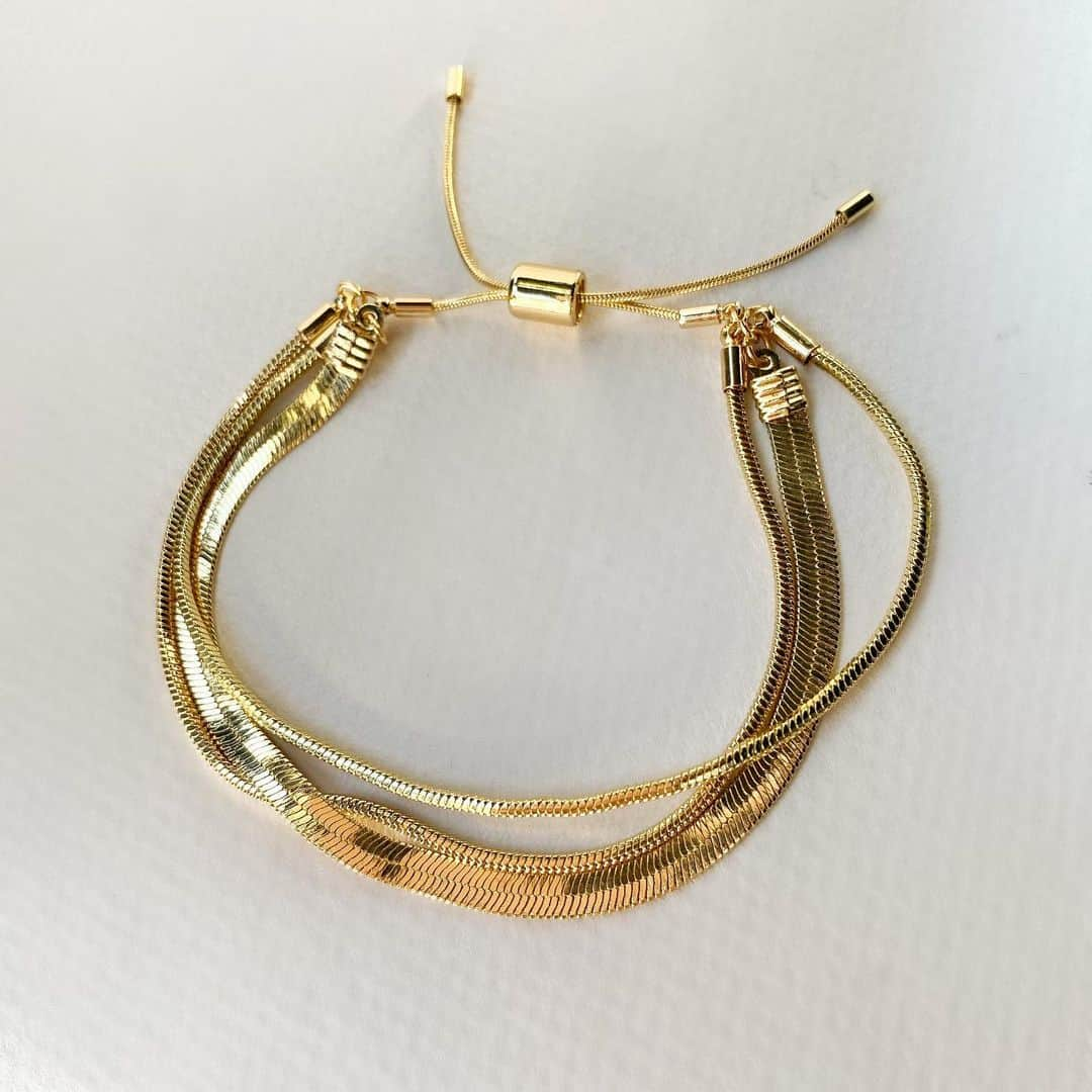 The Louunさんのインスタグラム写真 - (The LouunInstagram)「Simple but pretty bracelets!! @meekind_com  Shop now: www.meekind.com #bracelets #bookstagram #goldfilled #fashion #trendy」5月26日 12時37分 - shoplouun