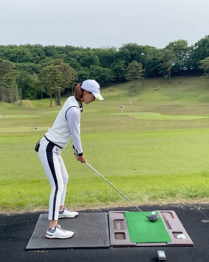 阿部桃子のインスタグラム：「振って振って振る練習をしました！ ベッドスピードも徐々に上がってきた😳✨  #golf #golfswing #ゴルフ #ゴルフ女子 #ゴルフスイング #ドライバーショット #ゴルフウェア #ゴルフコーデ」