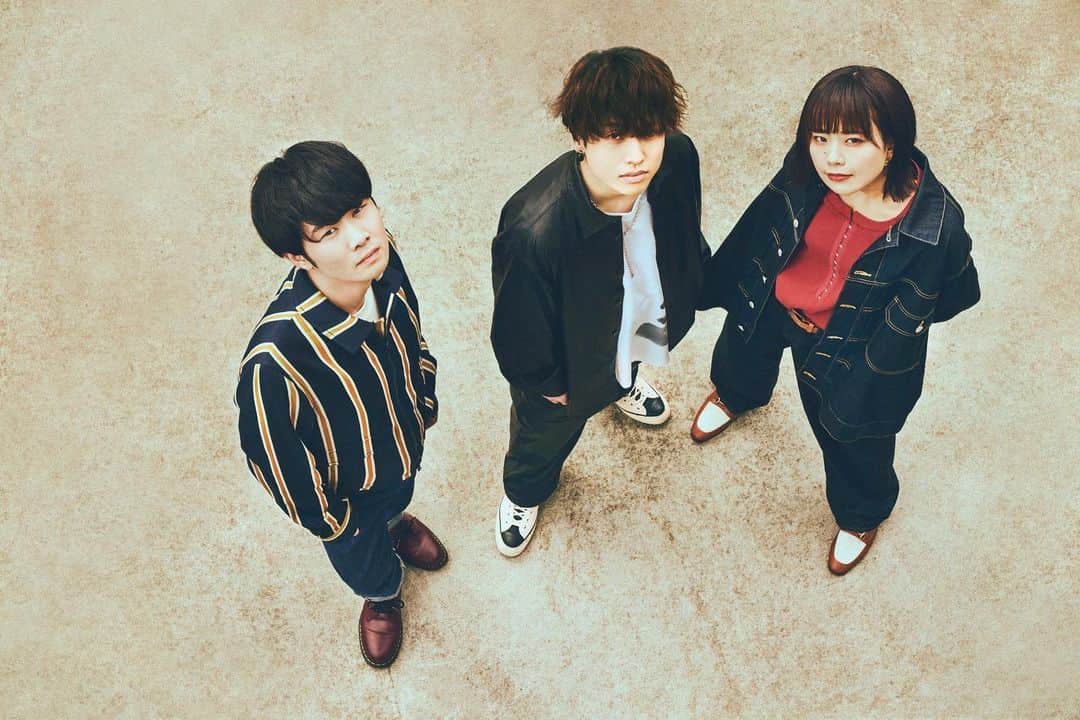 石原慎也のインスタグラム：「新しいアーティスト写真です  photo by @tetsuyayamakawa  stylist @shogo_tachibana  hairmake @hairmake_tomo」