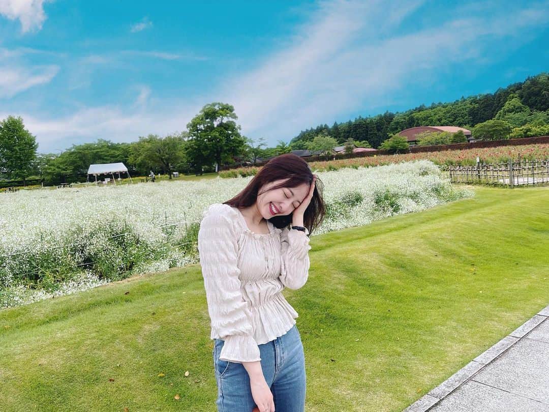 のインスタグラム：「. しょっちゅう食べ物こぼしたり転びかけたり(運動神経でなんとか転んでない笑)、(3枚目はハチが飛んで来てパニックになってる)、私結構なおっちょこちょいなんだけど、気心知れた同級生たちとの旅行は最高に楽しかった🌷 みんなそれぞれの道を歩んでいて、その生活スタイルやお仕事の話を聞くだけですごく楽しいし、尊敬しちゃう。 私もかっこいい人生を歩みたい🐝」