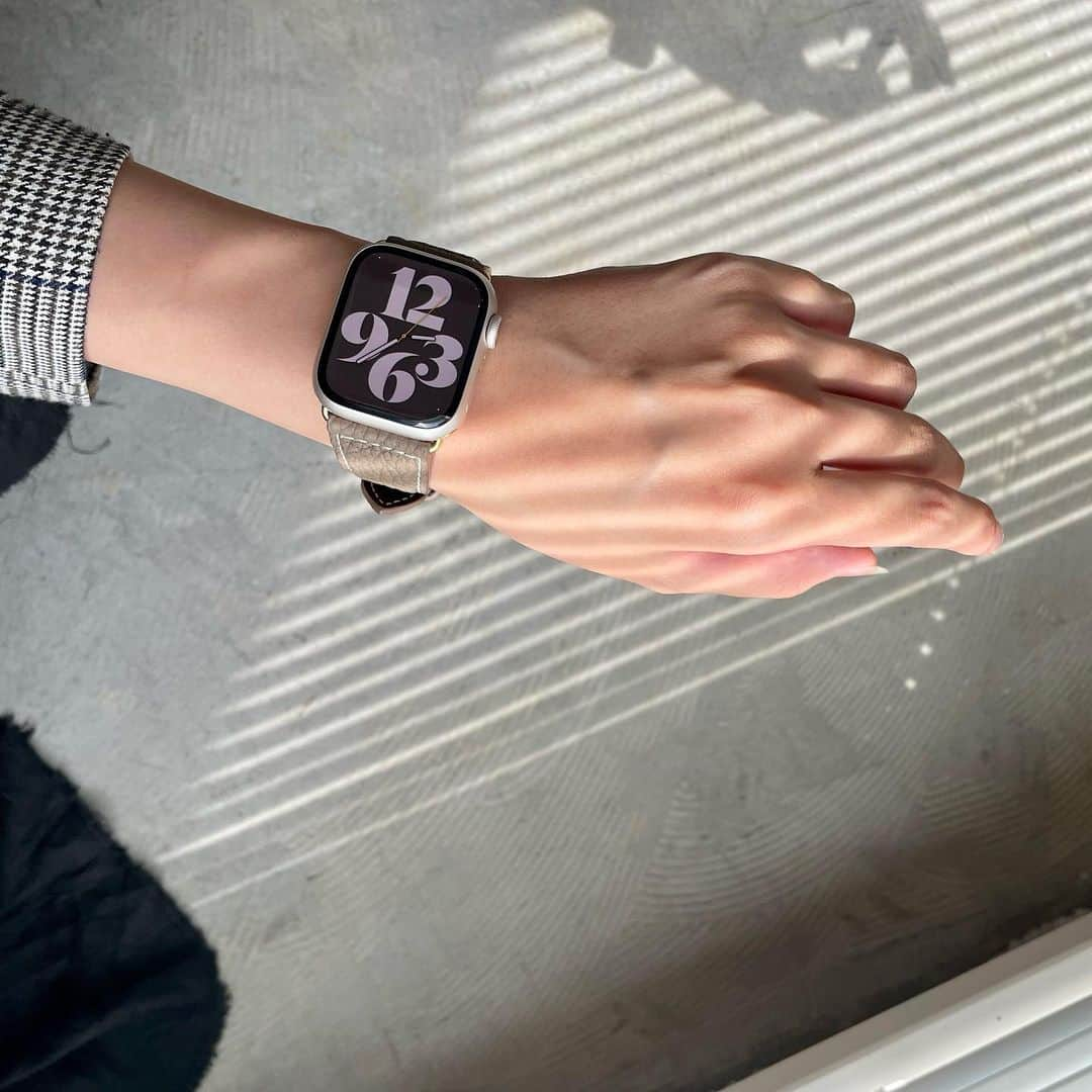 前田美月のインスタグラム：「私が使ってるApple Watchとレザーバンド♡  レザーバンド高級感あって、夏とか服装シンプルになってもつけてるだけでおしゃれ感あるよ〜♡  #EPONAS #エポナス #eponasのある暮らし #アップルウォッチ #applewatch  #applewatchレザーバンド #レザーバンド #applewatch7」