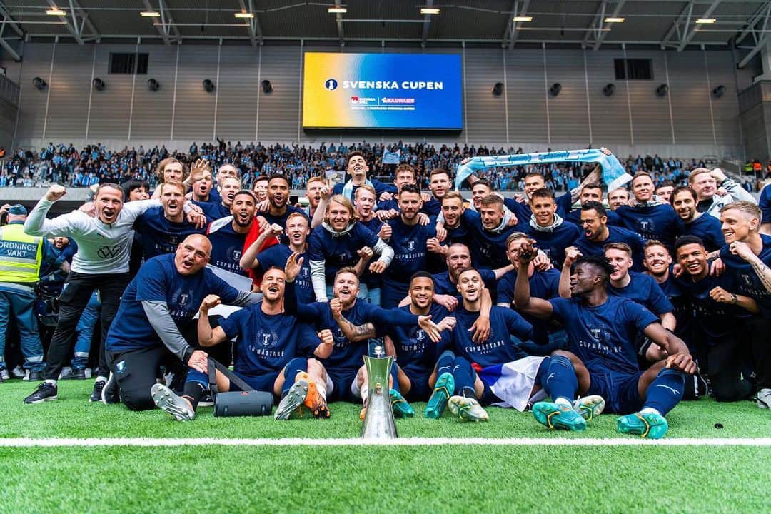 オラ・トイヴォネンさんのインスタグラム写真 - (オラ・トイヴォネンInstagram)「Cup Champions! 💙🤍」5月27日 2時58分 - olatoivonen20