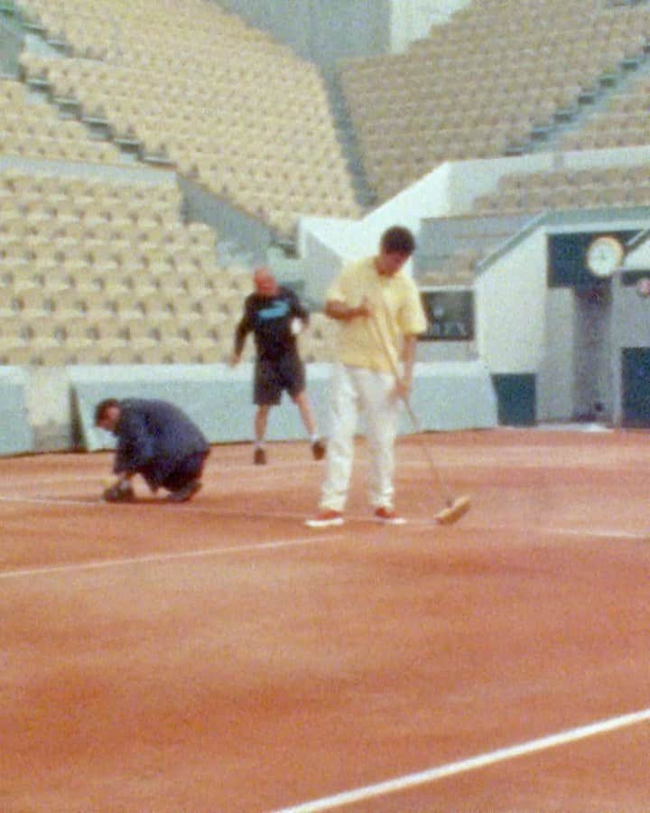 のインスタグラム：「À Paris, l’arrivée des beaux jours annonce également les débuts du millésime 2022 de @RolandGarros. Sur les gradins, @LucaMadani et @Chalaux, lorsqu’ils ne tâtent pas la raquette, arpentent les gradins du stade Philippe Chatrier en hissant haut les couleurs de la maison J.M. Weston et de leur tennis club, @The_AceClub. __ In Paris, the arrival of fine weather also announces the debut of the 2022 vintage of @RolandGarros. On the bleachers, @LucaMadani and @Chalaux, when they are not testing the racket, roam the bleachers of the Philippe Chatrier stadium, hoisting high the colors of the J.M. Weston house and their tennis club, @The_AceClub. #RolandGarros #JMWeston #TheAceClub」