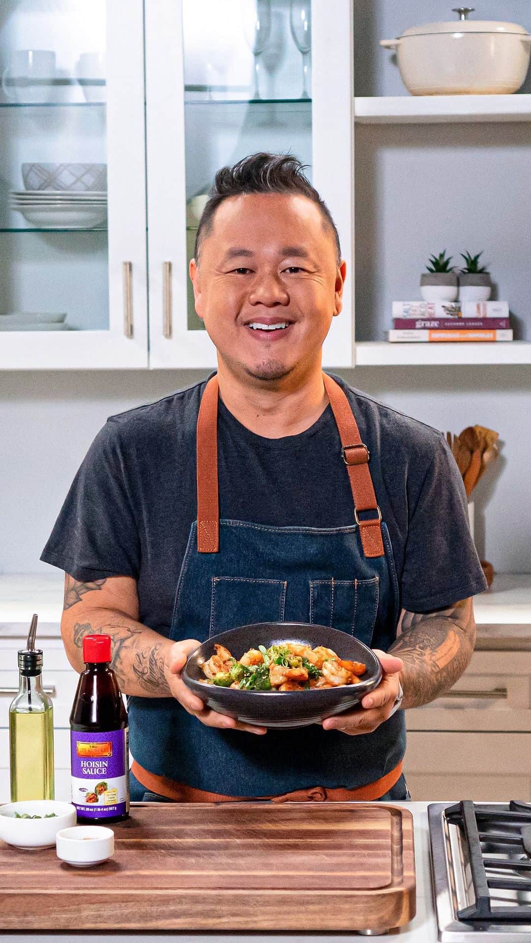 Lee Kum Kee USA（李錦記）のインスタグラム：「This Hoisin Shrimp and Broccoli by Chef @jettila is the perfect simple meal for any day of the week!! Use Lee Kum Kee Hoisin Sauce for the perfect balance of sweet and savory!」