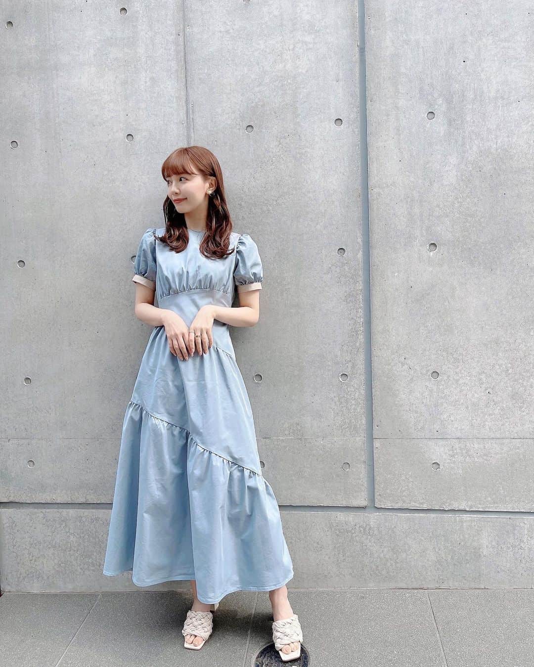 山根千佳のインスタグラム：「. . NHK「おはよう日本」の衣装🫠  お洋服どこのですかー？と 沢山DMで質問が来ていました🫧 全部タグ付けしています♡♡  emiriawizさんのお洋服は 形が綺麗でだいすきです💐！！  . . #emiriawiz #エミリアウィズ  #randa #サンダル #ワンピース　 #ワンピースコーデ #ミディアムヘア  #ゴールドアクセサリー #イヤーカフ #instagood #ootd #fashion #outfit  #きれいめコーデ #衣装 #山根千佳」