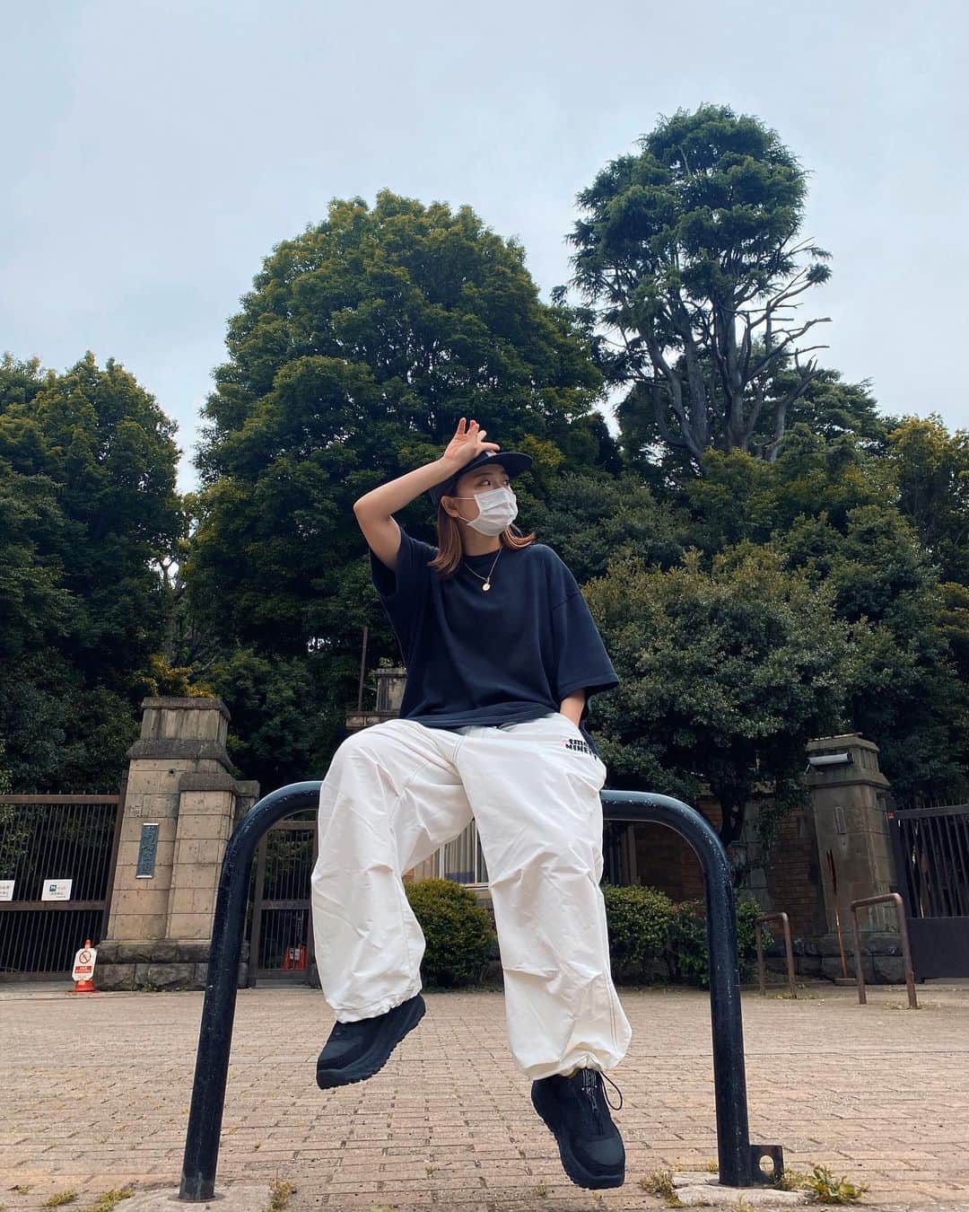 にこのインスタグラム：「お仕事してた近くでいい感じの公園があったけど入れなかった記念写真」