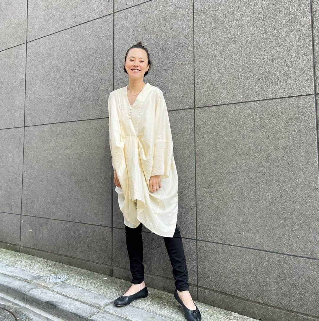 浅見れいなのインスタグラム：「@neemee_official  のブラウス💛 なんて着心地がいいんでしょう🤲 これからの季節水着にの上に羽織ったり使い勝手もよさそう。 体型もカバーしてくれるゆったり感❣️ さすがの @sadamayumi  さん🙌」