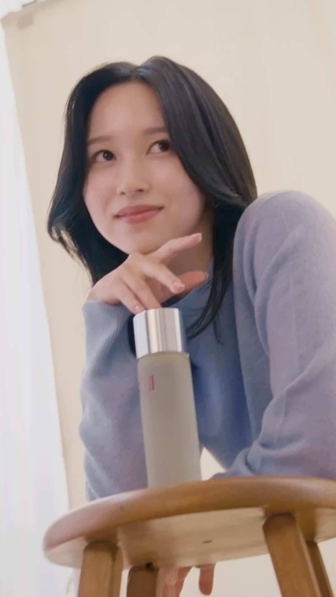 SK-II's Official Instagramのインスタグラム：「Wonder what Mina @mina_sr_my first time trying PITERA™ Essence is like? Check out her first impressions here, and tell us about your first time trying PITERA™ Essence.  #PITERAandME #MINAxSKII @twicetagram」
