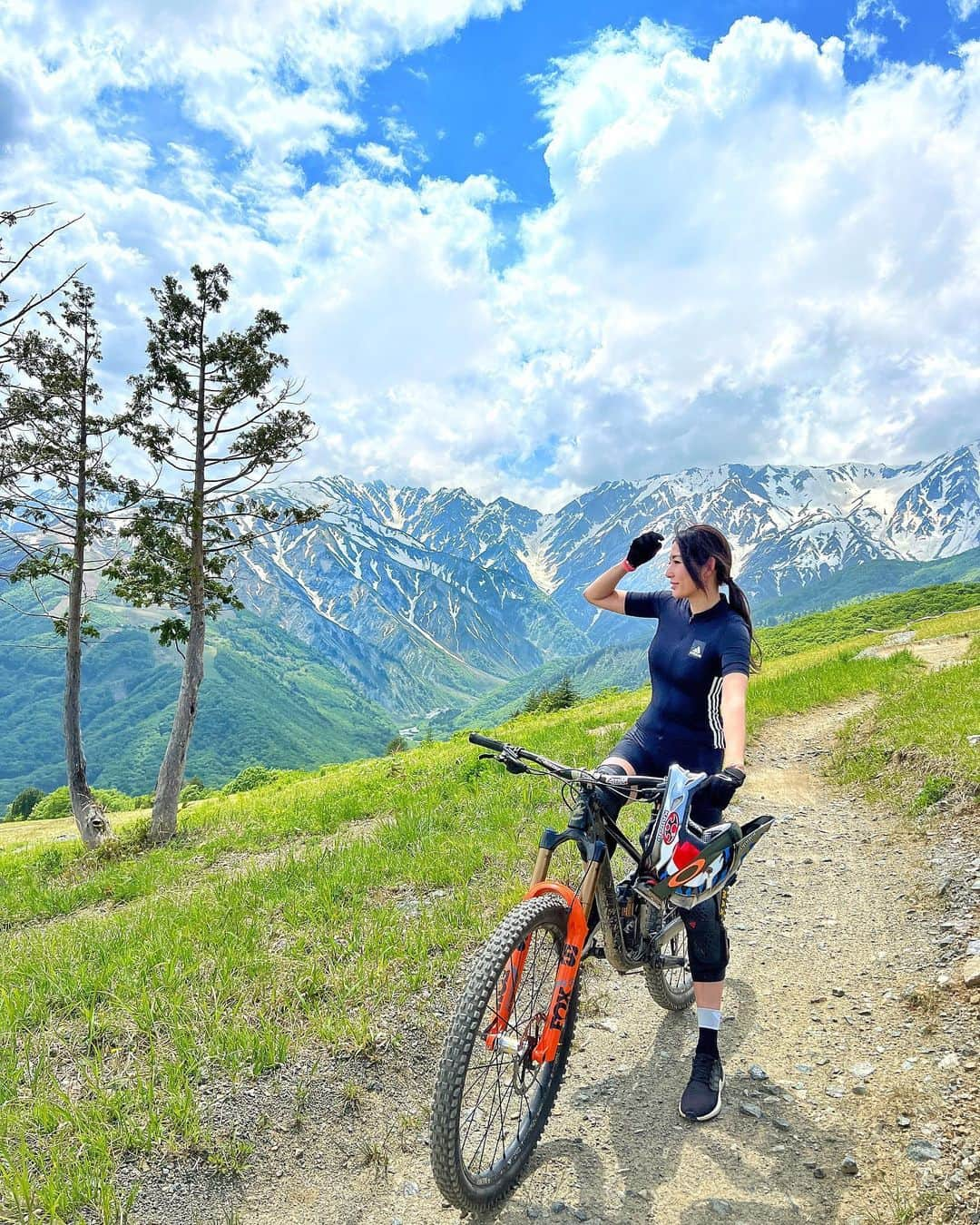 福田萌子さんのインスタグラム写真 - (福田萌子Instagram)「山大国、日本⛰🇯🇵 豊かで美しい日本の山に夢中です。 山と共に生きる人達のライフスタイルや独自の文化、豊かな山と水の恵みを受けた食文化、知れば知るほど恋焦がれる🫶🏻  小さい頃は海外に行く中で、日本の素晴らしい文化をもっと学び伝えたいと思い、伝統芸能を中心に沢山学んできました。  コロナになって、海外に行かなくなった代わりに日本の山へ通うようになり、その美しさに気づかされ、同時に日本の自然文化も学べています🌿 北アルプスもまだまだ行った事がない所だらけ。後ろに広がる山脈、その全てが私の遊び場🔥 山に、感謝です。  #HAKUBA #downhill #mtb #mountainbike #mountainlife #白馬 #白馬岩岳 #白馬岩岳マウンテンリゾート #ダウンヒル #マウンテンバイク」5月26日 19時00分 - moekofukuda