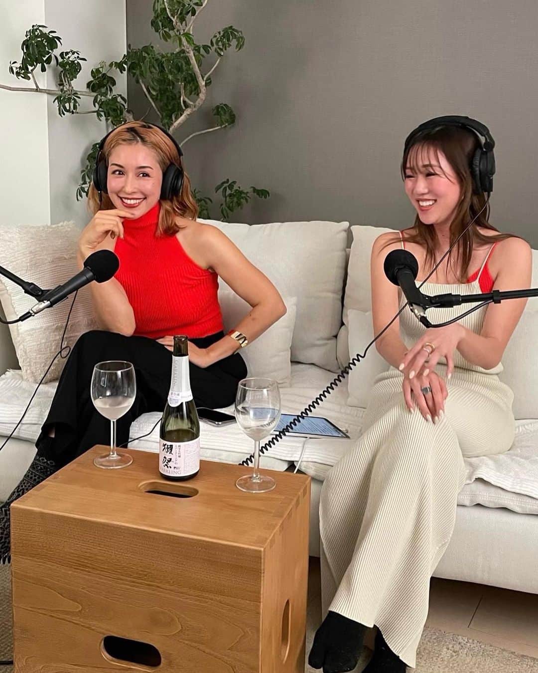 BENIのインスタグラム：「いつもOVER THE BUBBLYポッドキャストを聴いてくれてありがとう。 自分自身がヘビーリスナーのポッドキャストをいつか持ちたいなって思っていたところ、番組を始める機会をいただきスポンサーさんやチームOTB、応援してくれた皆に感謝です。  ポッドキャストの良いところは、とにかくオープンなところ。誰かを傷付けることがないように注意をしながらも、自分たちの考えを自由に発信できる、とても貴重な場所でした。 基本的にほろ酔い状態でゆる過ぎて、1.5倍速で聴いて欲しいっていつも思ってましたw OVER THE BUBBLYを通して、今までの人生の棚卸しをしたような気分。幼少期から学生時代の話、恋愛、メンタルヘルス、性教育について、かなり赤裸々に喋ったな。  色々あったから今の自分がある。ポッドキャストでも話した好きなフレーズ『Lesson learned』、過去の失敗や経験から学んだことを未来に活かしていくことの大切さ。私たちの緩いおしゃべりから何かを得て、みんなのこれからの人生に少しでも役に立ったら嬉しいな。 そんな想いで始めたポッドキャスト、先週でSeason１を終えてお休みに入りますが、Season２を準備中なのでみんな楽しみにしててね。 ⠀⠀⠀⠀⠀⠀⠀⠀⠀ #overthebubbly #podcast」