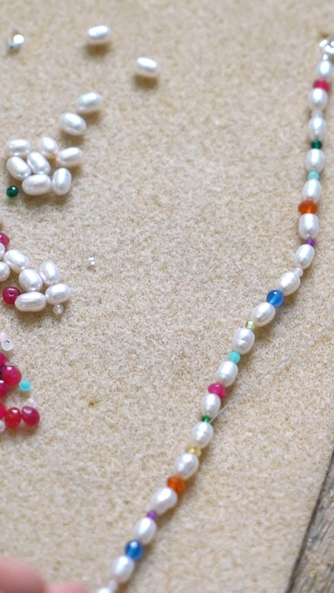 ダウアー&ホールのインスタグラム：「Think bright colours and festival fun! Our Carnival bracelet creates a rainbow of colour that will give you a summer feeling all year round.  In our London studio, our jewellers thread by hand a colourful combination of mixed gemstone beads with oval white freshwater pearls.   #dowerandhall #handmadeuk #madeinengland #summerstyle」