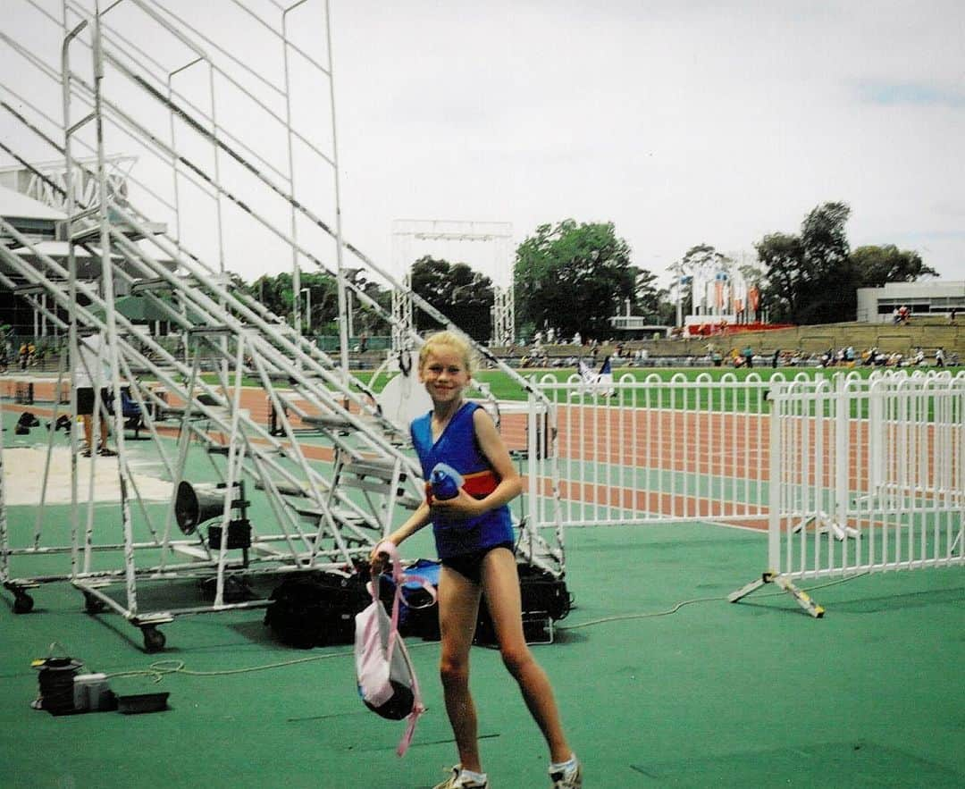 エレナー・パターソンのインスタグラム：「Candid snaps at training 💁🏼‍♀️ bags are all packed & I’m all smiles to be about to jet off overseas again. So so lucky to be doing this strange jumping ting.」