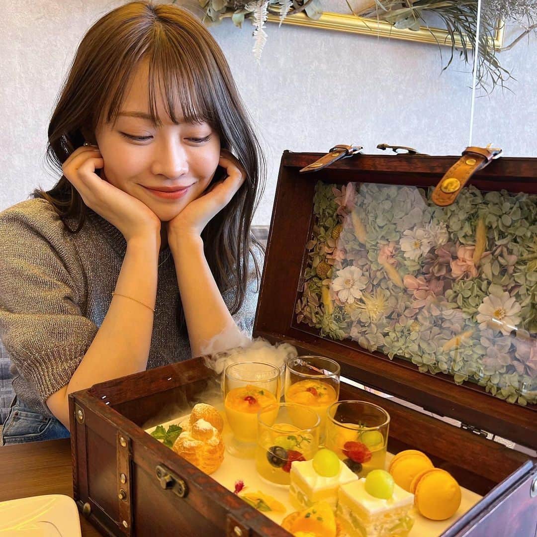 高木由梨奈のインスタグラム：「アフターヌーンティーした🫖 ケーキとかいろんな種類をミニサイズで食べられるの楽しいよね🍰💓  #アフターヌーンティー」