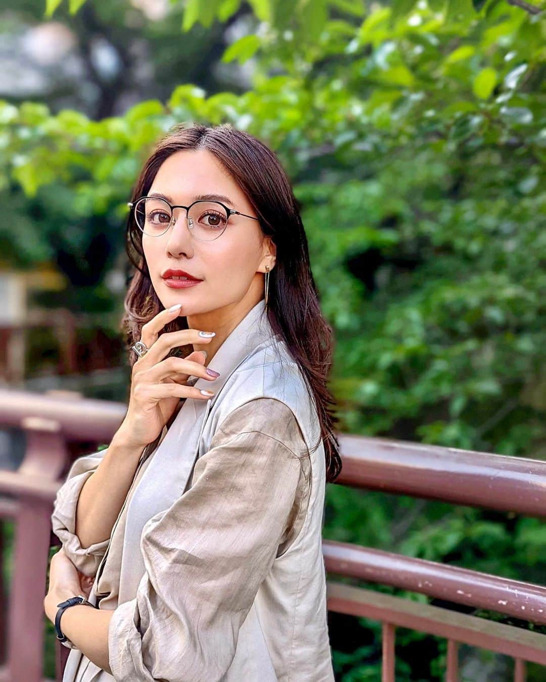 のインスタグラム：「こんばんは💕 最近の通勤スタイル✨ @classy_mag_insta と@zoff_eyewear のコラボライブで出会った眼鏡をヘビロテ中👓 夏は暑いからジャケット代わりにジレにしてます！しかもジレだとよりオシャレに見えていいのよ🙆‍♀️コーデまた載せます💛 . そして定期的に通っている @ti_clinic のフォトフェイシャルとアドバンス治療のおかげでそばかすが本当に無くなってきた！1回の施術でちゃんとしっかり反応してくれるから、ちゃんと黒いのが無くなってて変化を感じてます🙆‍♀️♥️ . ネイルもこの季節にピッタリの梅雨に負けないパワーネイルを @risa.ujunail にしてもらいました💛可愛いすぎる💕いつもおまかせデザインで可愛くしてくれてありがとね🙆‍♀️ . 今日もお疲れ様でした💛 . #りなまるコーデ #通勤コーデ #オフィスコーデ #新社会人 #新生活 #めがね #めがね女子 #眼鏡 #眼鏡女子 #zoff #めがねコーデ #plst #プラステ #ネイル #ネイルデザイン #nail #マグネットネイル #naildesign #フォトフェイシャル #シミ治療 #そばかす #シミ取り #美容好き #eyewear #eyewearstyle #オフィスカジュアル #通勤服 #会社員 #ol #olコーデ」