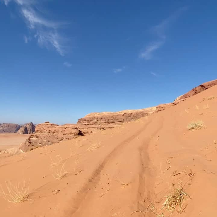 ヌーマン・エイカーのインスタグラム：「Reading the news drives me go back here. #tabuk #desertwarrior #neom #meditationtime」