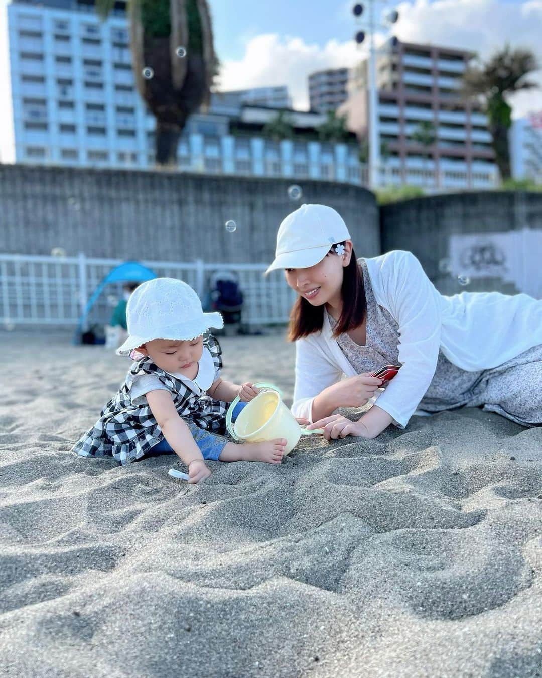 小林奈々絵のインスタグラム：「今日、39歳になりました🎂 38歳最後の日は熱海のビーチ🏖で娘と砂遊び👶  何度も来たことがある場所だけど、娘と一緒だとまた新鮮な気持ちで過ごせるから不思議です…☺️💕  39歳はこれまで以上に『39＝thank you＝感謝』の気持ちをもって心穏やかに過ごしていきたいな✨  感謝を込めて…❣️  #誕生日 #39歳 #thankyou #サンキュー #感謝 #ありがとう」
