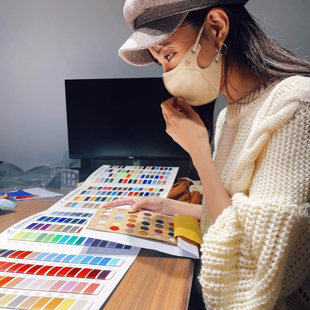 愛甲千笑美のインスタグラム：「色の組み合わせむずかしい、 なやみすぎる 🤯」