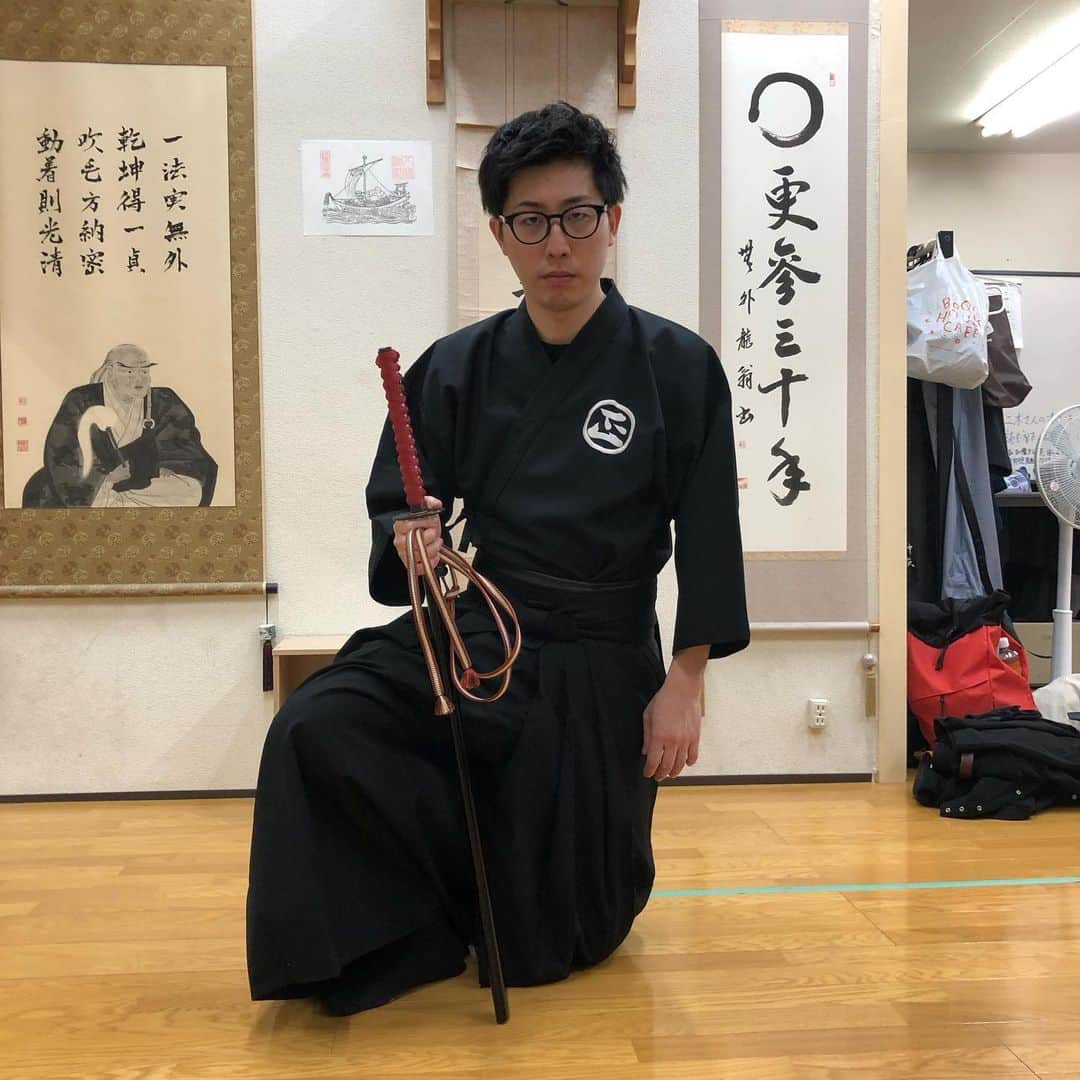  山本陽平のインスタグラム：「こないだ居合を初めてやらせていただきました。日本刀、こえぇ〜  #居合 #日本刀 #ロロノア・ゾロ」