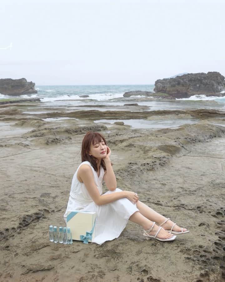Kerinaのインスタグラム：「好喜歡這支影片舒服放鬆的慢節奏 （這次不搞笑，讓大家看看氣質的我😆） 再搭配上水流聲白噪音 透過畫面彷彿就能聞到淡淡的香氣💙  從以前只要被問到山跟海喜歡哪個？ 我絕對毫不猶豫回答「海！」 這次到北海岸拍攝本來很期待要大曬特曬 結果被氣象預報給騙了😂 沒關係雖然全程下著毛毛細雨 但我們還是順利完成了這次的影片拍攝👏🏻  這次 @jomalonelondon 的英倫遨游系列有五個香味 裡面我最喜歡的就是 #海灣剪秋羅香水 像是陽光灑在波光粼粼的海上 剪秋羅加上玫瑰、黑醋栗的微甜清新香氣 聞起來好舒服療癒！  #溪谷樹苔香水 這款有杜松、薄荷 搭配天竺葵和苔癬 偏木質調、是溫柔的中性香味   #池畔檸檬葉香水 是融合柑橘、檸檬葉，最後以雪松木結尾 偏中性調聞起來感覺很有朝氣，我也很喜歡～  #潮汐琥珀香水 也是中性香氣，它是琥珀、廣藿香 加上辛香小荳蔻，屬於比較沉穩的香氣  這次的四款新香加上鼠尾草和海鹽香水 讓整個系列更完整了 明星香調之一的 #鼠尾草與海鹽香水 以「英倫海灣」為靈感發想 鼠尾草的溫暖木質調，加上清新的海鹽 是一款非常適合拿來糅香搭配的味道 沒錯！說到 #JoMaloneLondon 不可能不提糅香 就是可以將你手邊的香味互相糅合 創作出只屬於你的味道～  這次限量包裝的木質瓶蓋以湖水藍水紋的設計 讓我置身在海灣🌊  現在加入 #JoMaloneLondonTW  官方Line帳號 使用專櫃預購服務 不用出門就可選購，直接宅配到家 或是在官網旗艦店上也能購買唷！  #ScentsOfBritain」