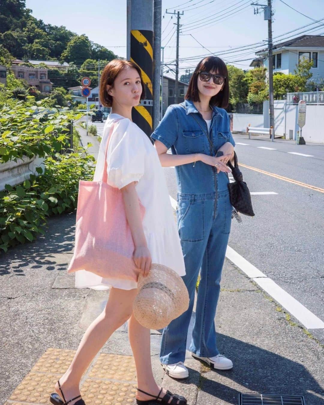 新井貴子のインスタグラム：「Kamakura Trip 👒🐾  たっぷりの自然でマイナスイオンを感じたと思ったら、隣の美女から出てました👼🏻🍃 @toritori0123   Photo by @mitograph🫶🏻」