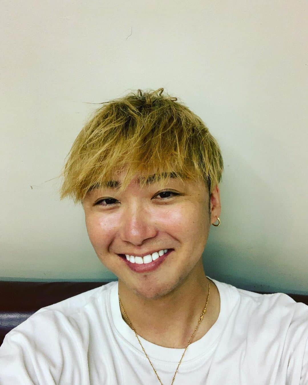 大野雄大のインスタグラム：「こんばんは！！^ ^  最近神戸にて昔から応援してくれてる方々にお祝いしていただきました✨  ずっと会えてなかったので不意打ちすぎたし、本当に嬉しかったです✨  こうやって応援してくれてる人がいるって本当にありがたいことだし、 当たり前じゃないし このケーキの大きさこそ当たり前じゃないし 忘れちゃいけないなって この大きなケーキを作って下さった苦労も忘れちゃいけないなって  ケーキの話みたいになっちゃいましたが、笑  日々応援して下さる皆様に感謝です☺️  今日も一日ありがとうございました✨  #明日も一日宜しくお願い致します #いやこれからもずっと宜しくお願い致します #日々感謝 #本当に大きなケーキ #持ったらわかるその重さ #味まで美味しかった #なんキャロリーあるんだろうか #何人前で頼んでくれたのだろうか #予定より人数が集まらなかったのだろうか #だとしたら300人くらいの集会を予定していたのだろうか笑 #謎は深まるばり #感謝も深まるばかり」