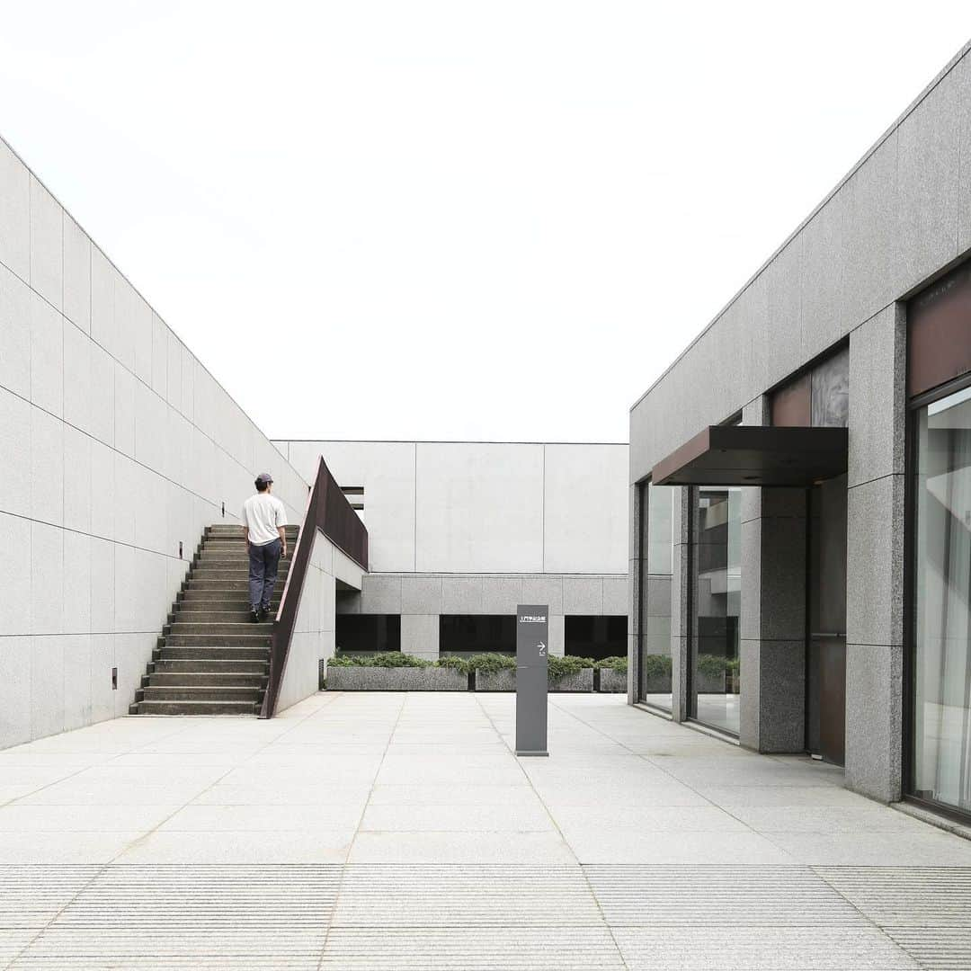 川内悠子のインスタグラム：「* 土門拳記念館 Ken Domon Museum Of Photography #谷口吉生 #YoshioTaniguchi  #architecture #archilovers #archdaily #archhunter #buildingstyles_gf #buildinglover #土門拳記念館 #建築探偵 @domonken_mus」