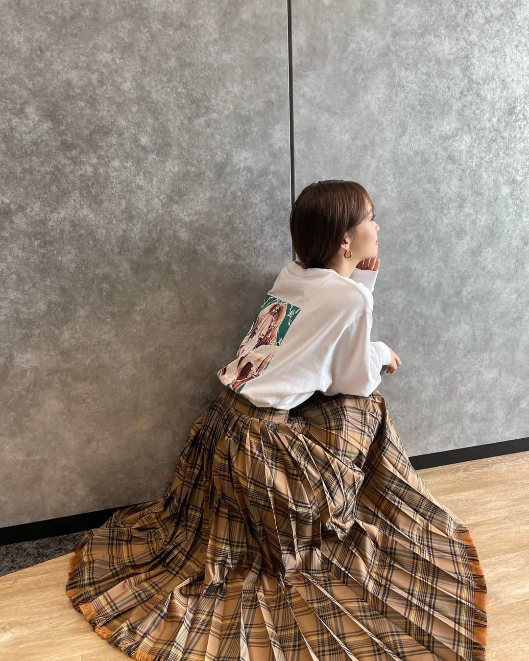 芹澤優のインスタグラム：「・  かわ、、、かわいい…可愛すぎる…  新木優子さんのグッズTシャツです。 イラストを持田あき先生が書いていて、好きな人と好きな人のコラボレーションだ！！と思って即買いしました…可愛さに心から感謝です。  大切に着よう👼  #推しにいいねも押せない #ビビリなの　 #🫣🫣🫣」