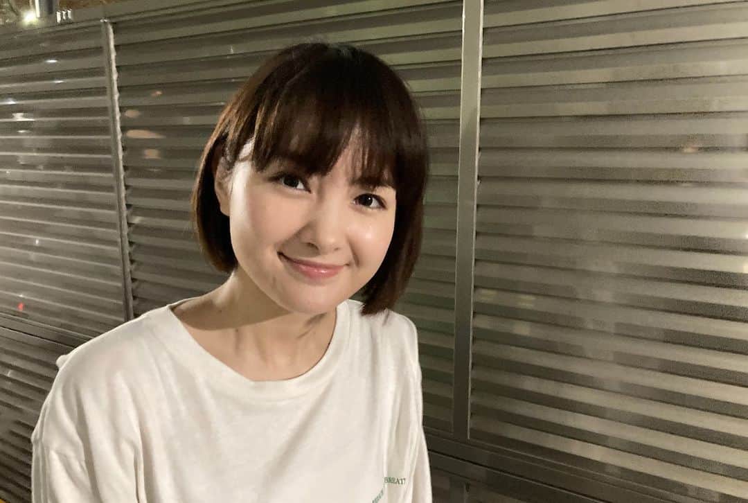葵わかなのインスタグラム：「お久しぶりです。 無事に復帰しました！  復帰してからは、舞台のお稽古を毎日頑張ってます☺️ 気づけば初日が近づいてきてる…！ ラストスパート、精一杯過ごしたいと思います。  そして、3月頃から撮っていた作品もクランクアップを迎えることができました！ 感無量。。。  ご迷惑をおかけしてしまったり、長丁場で大変な時もあったけど、本当にこのチームだったから、最後まで笑顔で撮り切れました。 本当にありがとうございました！  解禁をぜひ待っていただけたら嬉しいです☺️  夏が来たような気温が続いて気持ちいい☀️ のんびりしつつ、楽しみましょうね。」