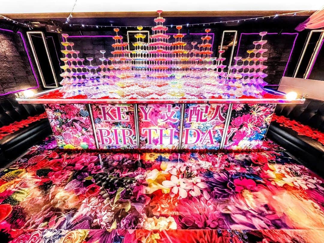 のインスタグラム：「巨大サグラダタワー1800個 蜷川実花展風ヴィヴィッドカラー💐  CURE様 支配人 KEY様   #蜷川実花展風 #蜷川実花 #minagawamika #カラフル #花柄 #ネオン #Flower #ゴッサム#シャンパン#🍾#オリジナルシャンパン#オリシャン#歌舞伎町#ミナミ#北新地#すすきの#錦#中洲#国分町#名古屋グルメ #名古屋 #錦 #錦3丁目 #栄 #栄グルメ #栄カフェ #栄カフェ #ニュークラ嬢 #女子大 #錦三 #錦3丁目 #錦三丁目#住吉」