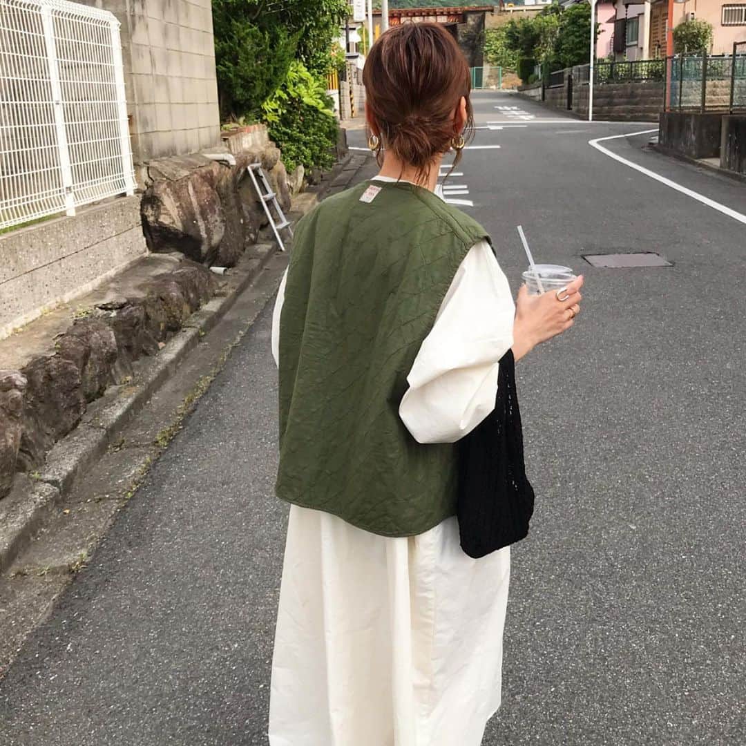 のインスタグラム：「ちょっと前の。 ベルギー軍ライナーベストと、kleeのたっぽりワンピ🌸 相変わらず好きな、ワンピ×ベスト。 . @nugu_klee  round button long dress/Cream . . vest#used one-piece @nugu_klee  bag#scye shoes#canaljean . . . #古着#古着コーデ#古着女子#ライナーベスト#ベルギー軍ベスト #ベスト#ベストコーデ#ワンピース#白ワンピ #ワンピースコーデ#韓国ファッション#スポサン#パーマヘアアレンジ  #tbt#ootd#fashion#outfit#コーデ#ママコーデ#お洒落さんと繋がりたい#古着好きな人と繋がりたい#クルーエル女子#fudge部#vintage」