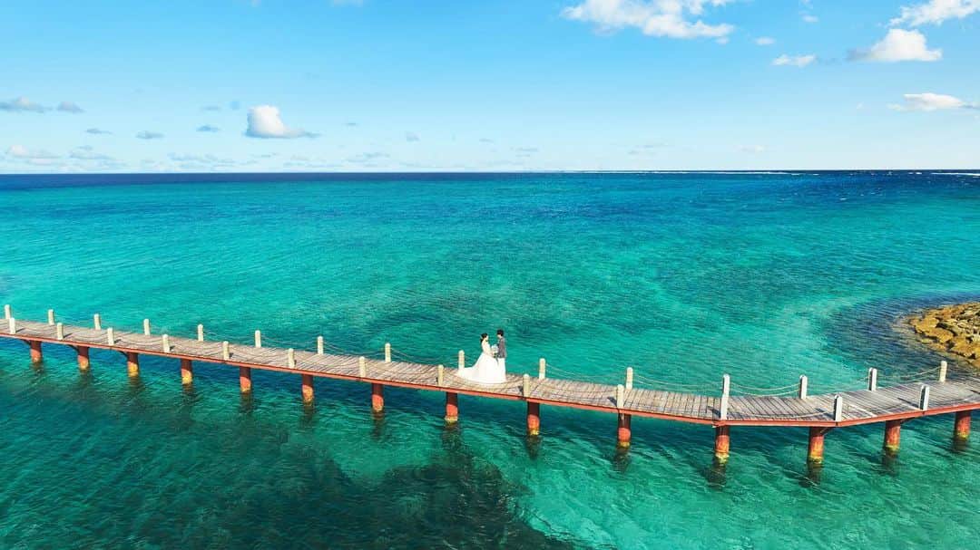 ベストブライダル公式 ハワイウエディングさんのインスタグラム写真 - (ベストブライダル公式 ハワイウエディングInstagram)「🌺 エメラルドグリーンに輝く海に囲まれながらのウェディングフォト。非日常感溢れる絶景を楽しめます♪  ■Chapel：#アートグレイス沖縄 ■Area：沖縄 .  -----------------------------------------------  ▼公式HPはこちらから＊* 　https://bestbridal-resort.jp/  　※オンライン相談　受付中！ . 『#ベストブライダルリゾート』 のハッシュタグをつけて投稿してくださいね♩ 公式IGでリグラムさせていただきます＊* ✈@bestbridal_overseas -----------------------------------------------  . #ベストアニバーサリー #bestanniversary #wedding #リゾートウエディング #リゾ婚 #沖縄結婚式 #沖縄ウェディング #沖縄挙式 #海外ウェディング #ハワイ挙式 #ハワイ結婚式 #ハワイウェディング #resortwedding  #okinawawedding #weddingphoto #okinawaweddingphoto #ウェディングフォト #フォトウェディング #2022夏婚  #2022秋婚  #2022冬婚 #2023春婚  #日本中のプレ花嫁さんと繋がりたい  #プレ花嫁 #marry花嫁 #挙式レポ  #シェラトンサンマリーナリゾート #ホテルウェディング」5月26日 22時36分 - bestbridal_overseas