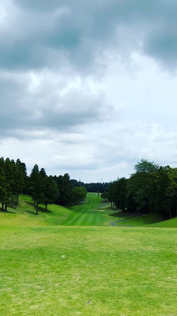 向山毅のインスタグラム：「今日もゴルフ日和でしたー⛳️ #ゴルフ #ゴルフ男子 #ゴルフ好きな人と繋がりたい #ゴルフバカ #ゴルフ場 #ゴルフ好き #なかなか自分のスイングが見つからない」