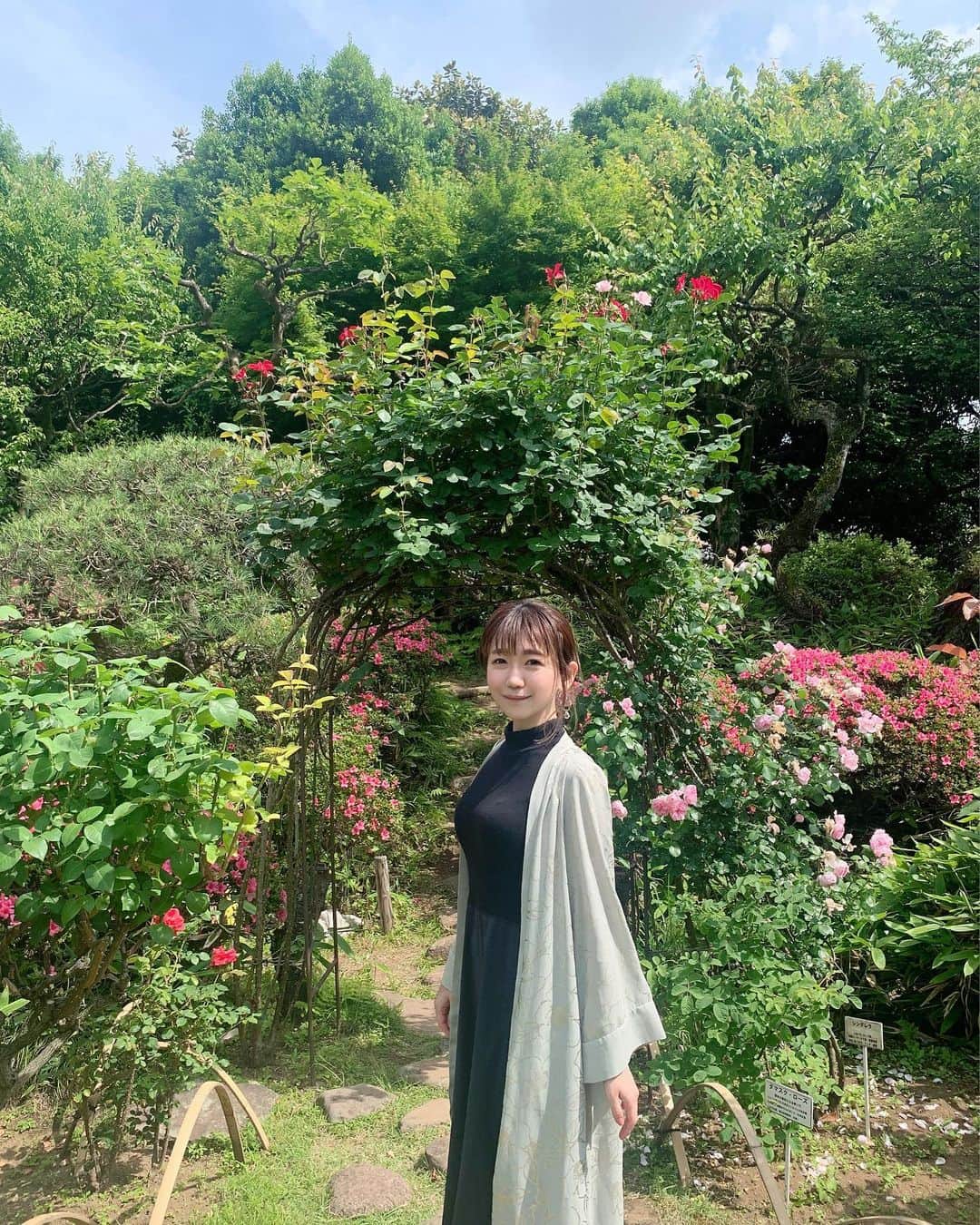 マコ・プリンシパルのインスタグラム：「大安＆一粒万倍日＆My Birthday♡ トリプルLucky Day!!!  久しぶりのお休みつくって、ずっと行きたかったバラ園へ🌹 満開の時期は過ぎちゃってたけど、蝶々と戯れながら夏の予感を共有。  素敵な大人の女性めざして精進します〜🫶💕💕」